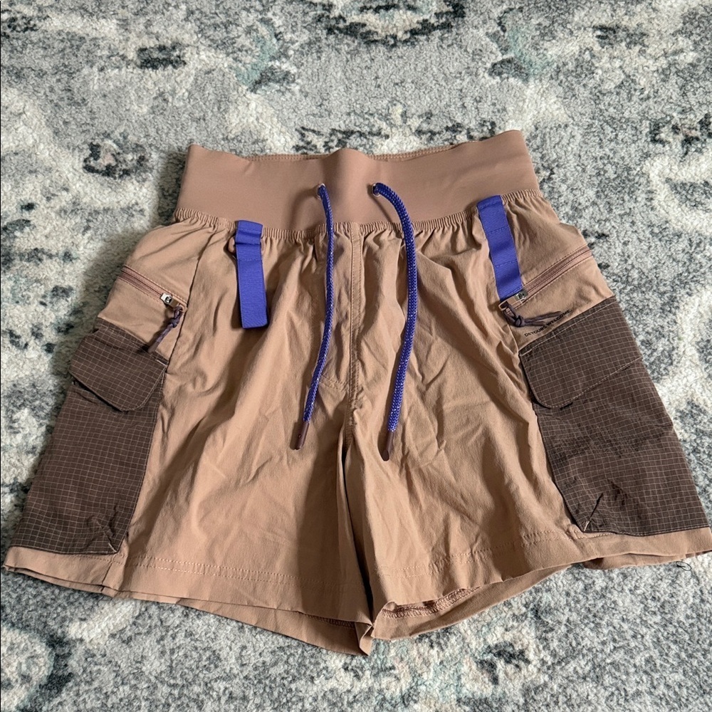 Lululemon Multi-Pocket Cargo High-Rise Hiking Short 5"